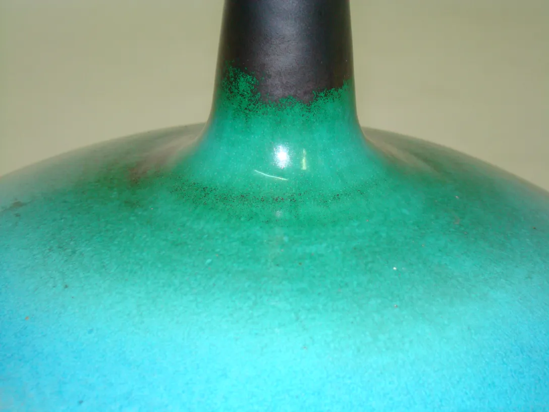 cerámica antigua de color verde esmeralda con un acabado brillante