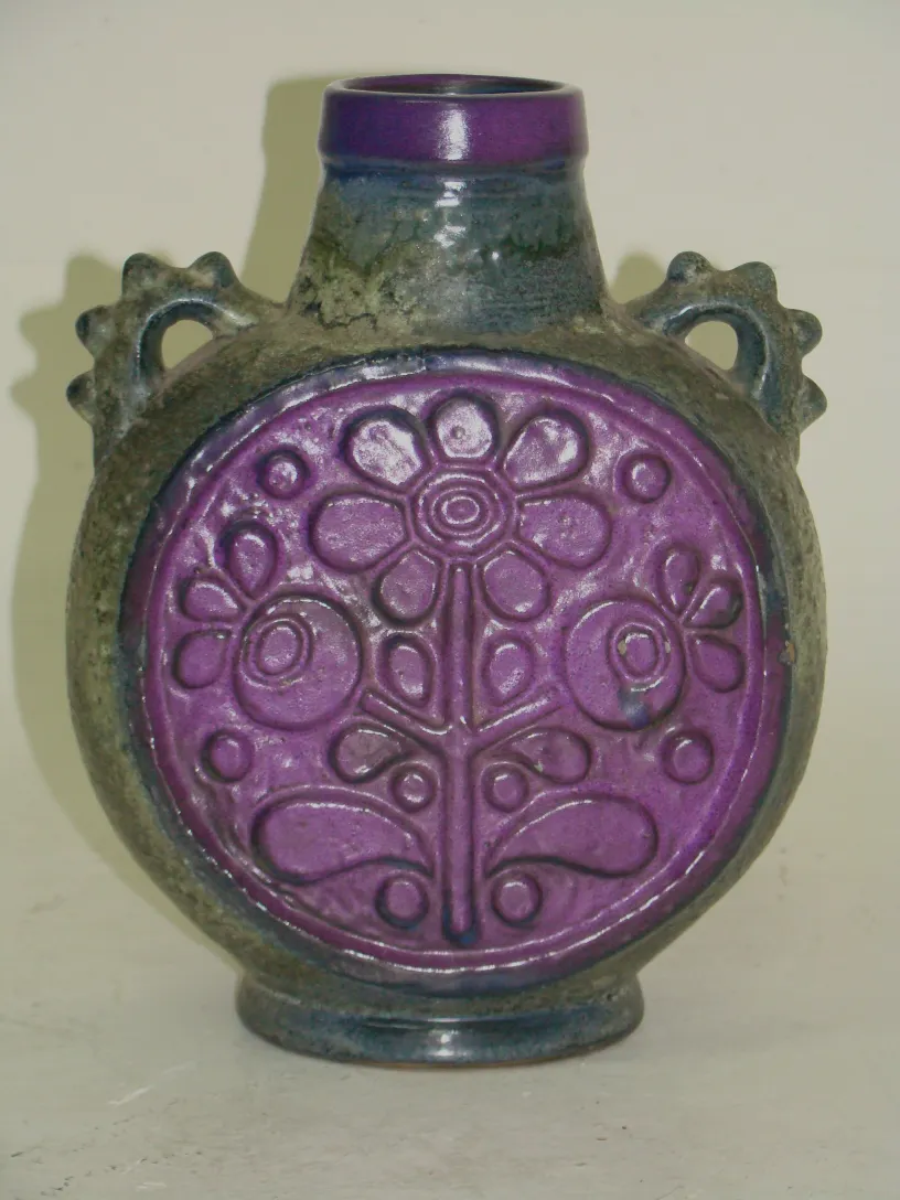Vase ancien avec motif floral de couleur violette
