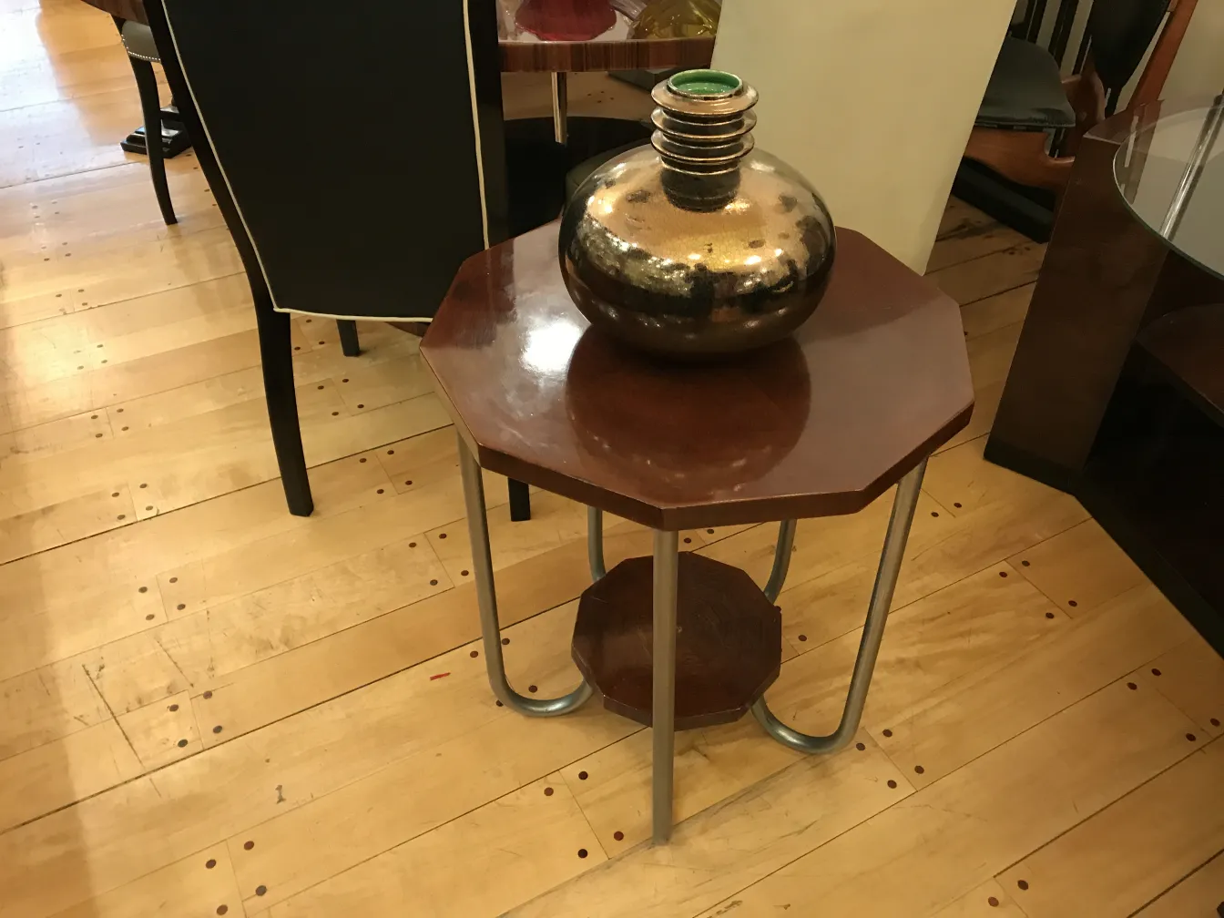 ceramica decorativa antica su tavolo ottagonale in legno