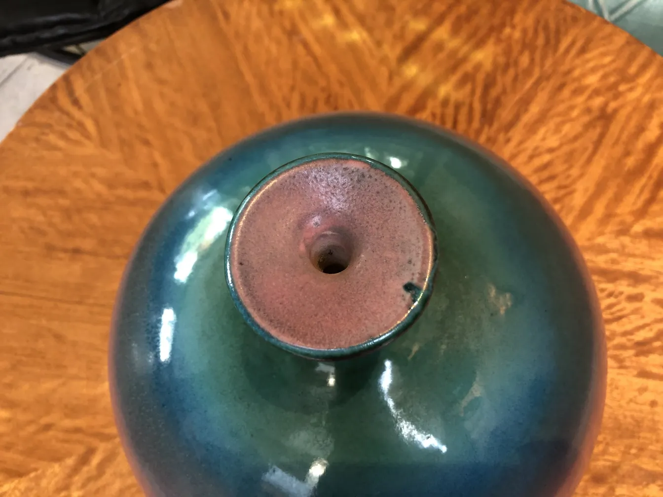 光沢のある仕上げの古代陶器エメラルド花瓶の上からのビュー。