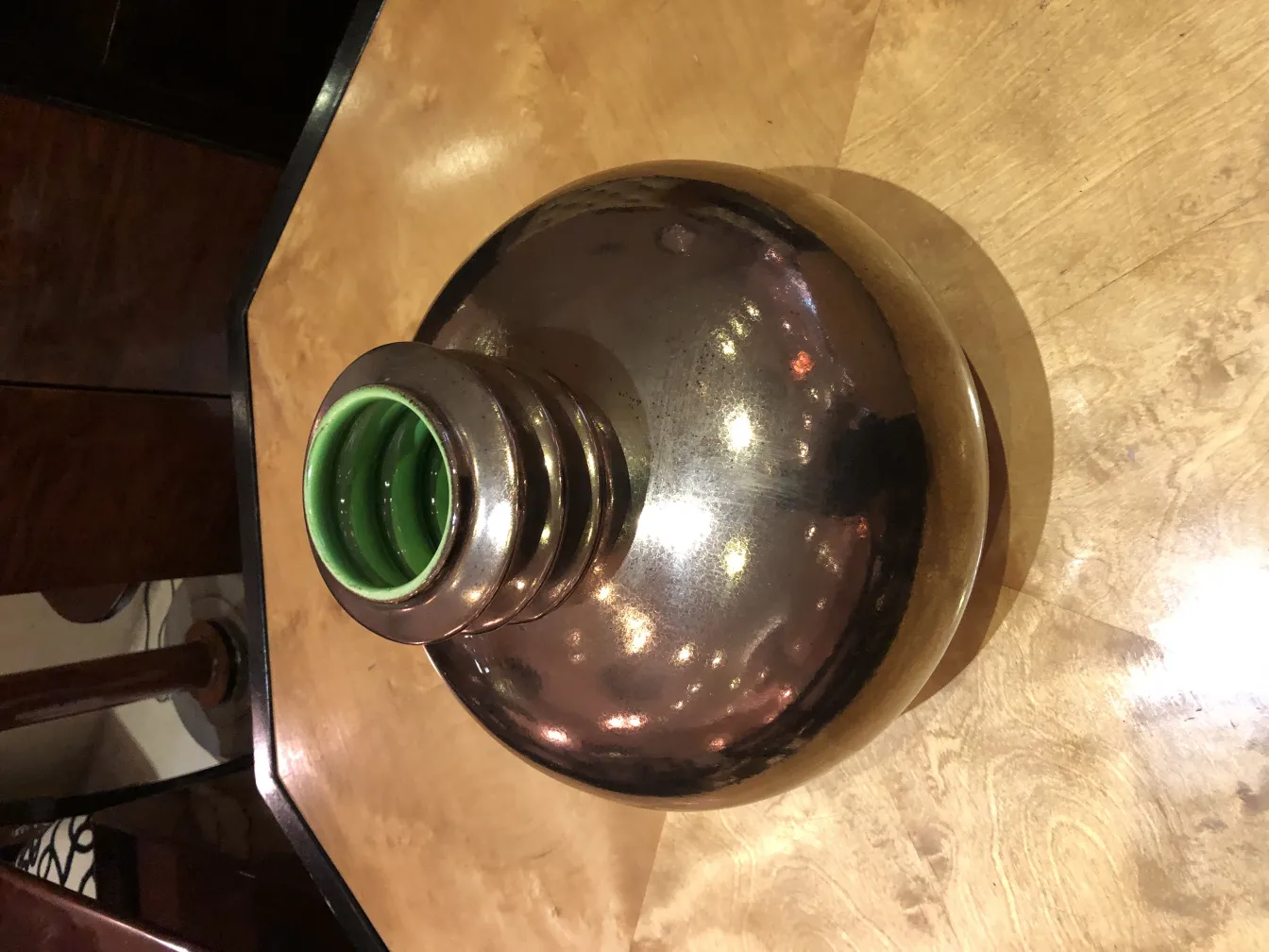 滑らかな形状と緑色の装飾的な古い陶器