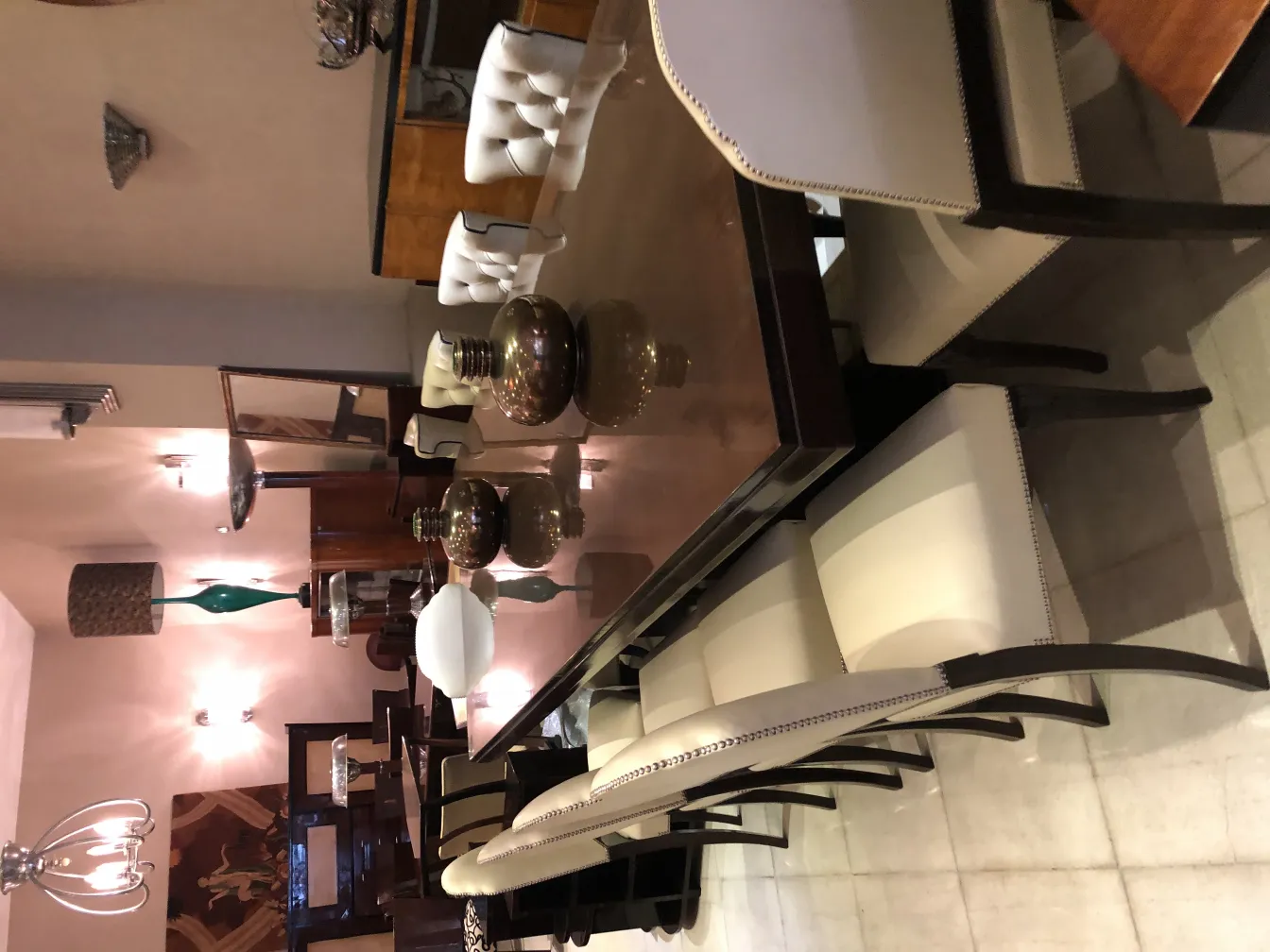 प्राचीन सजावटी मिट्टी के पात्र, सुरुचिपूर्ण आकृतियों, गर्म माहौल