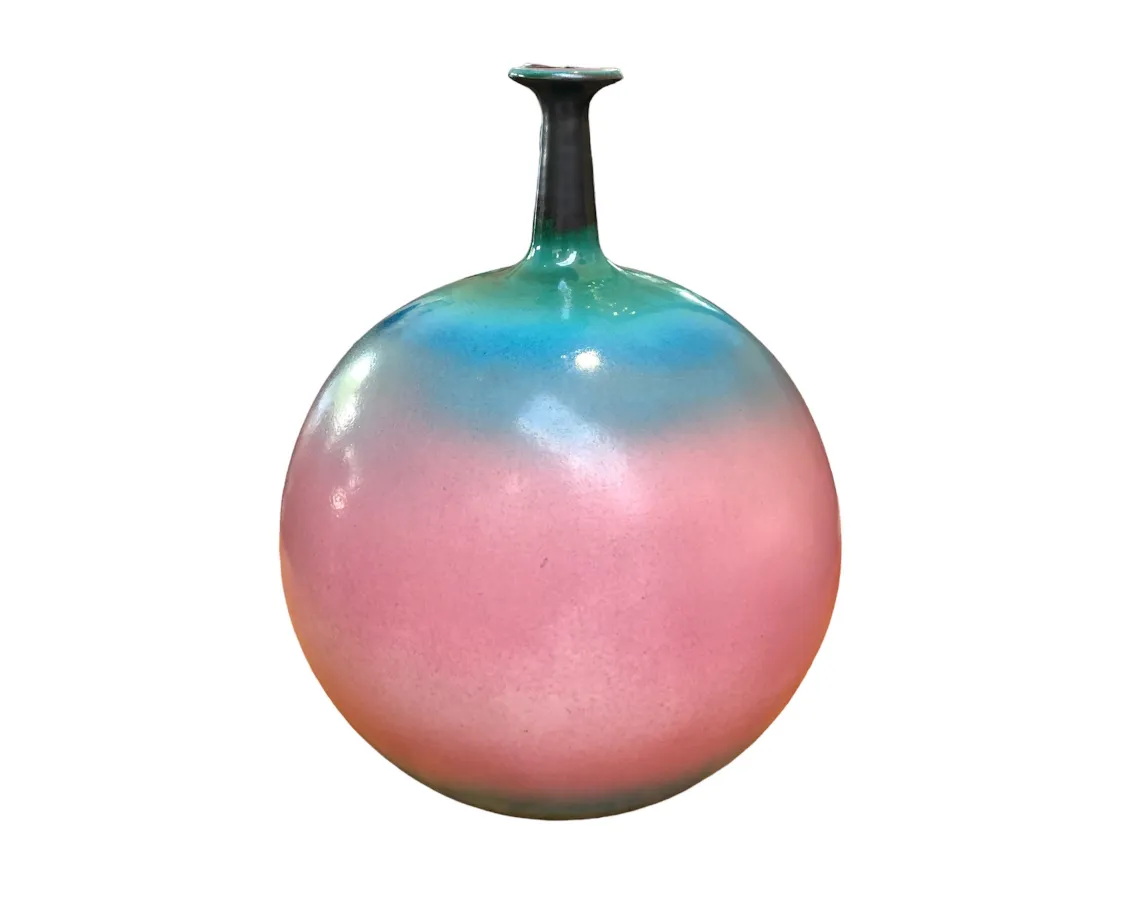 antiker Keramikvas mit lebhaften Farben in sphärischer Form