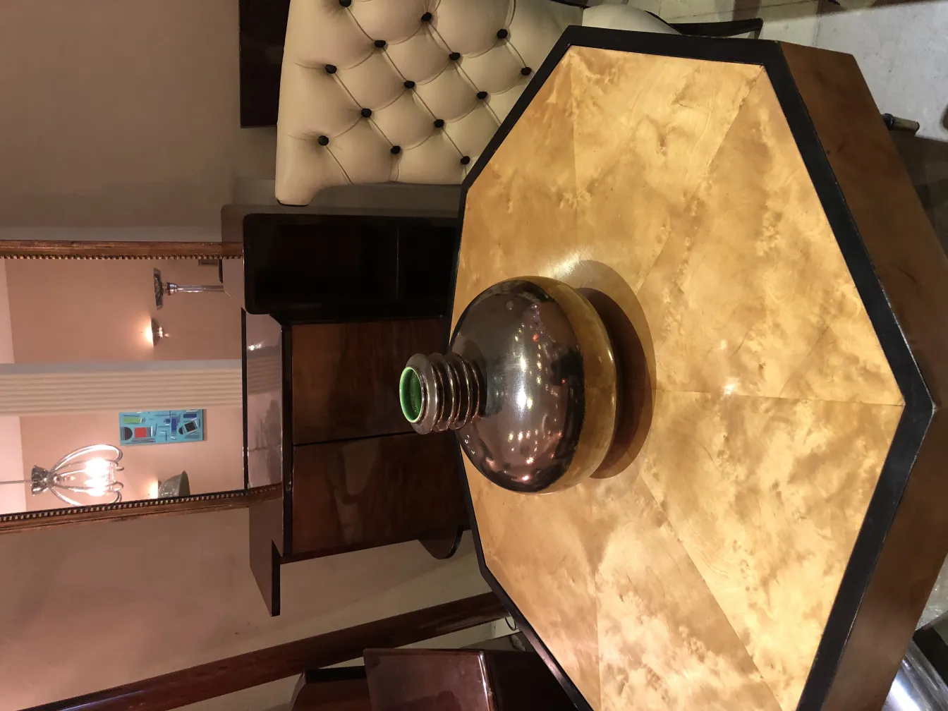 Antica ceramica decorativa su tavolo in legno chiaro