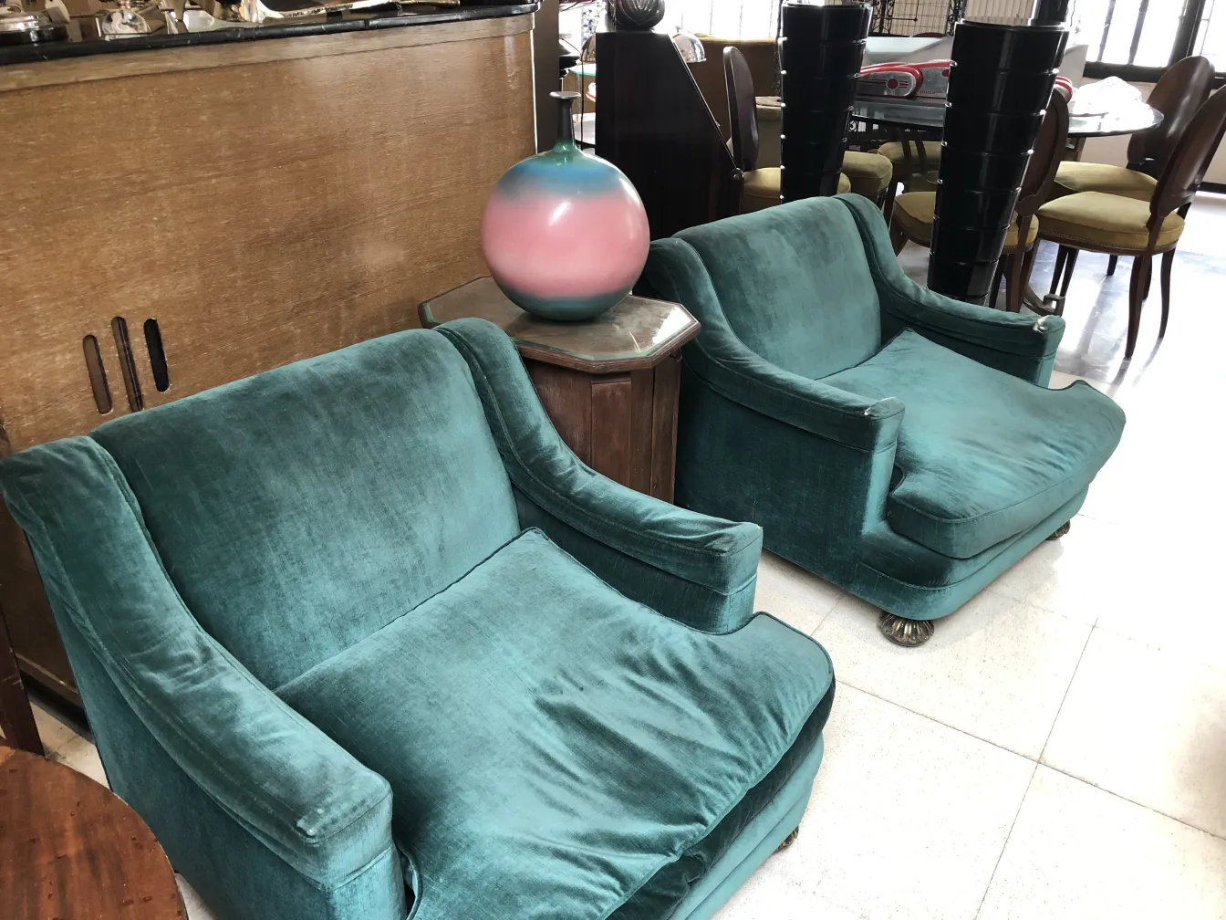 cerámica decorativa antigua en ambiente elegante