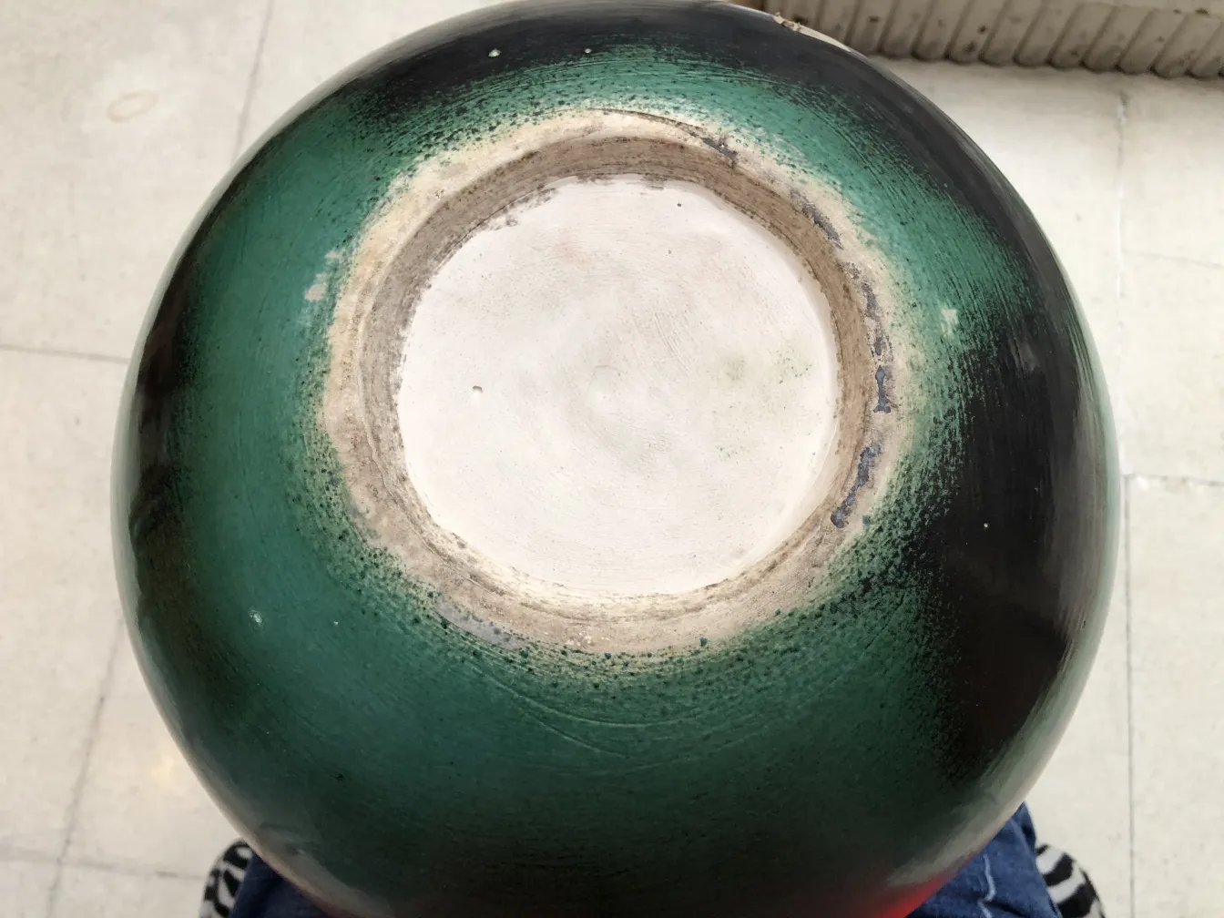 Vue de dessus d'une ancienne céramique artisanale verte et noire.