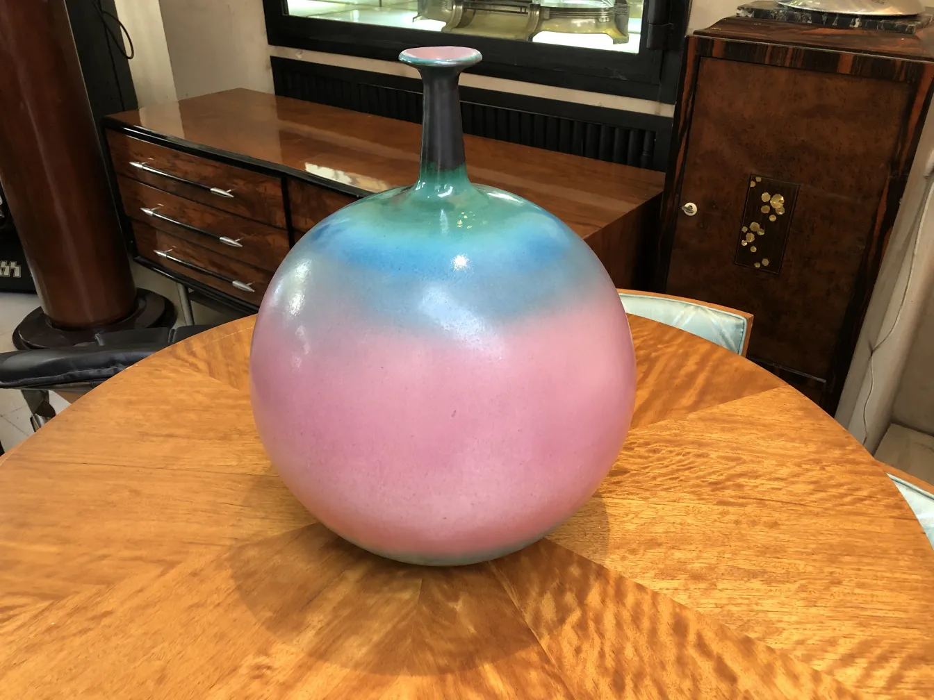 vaso in ceramica antica dai colori tenui