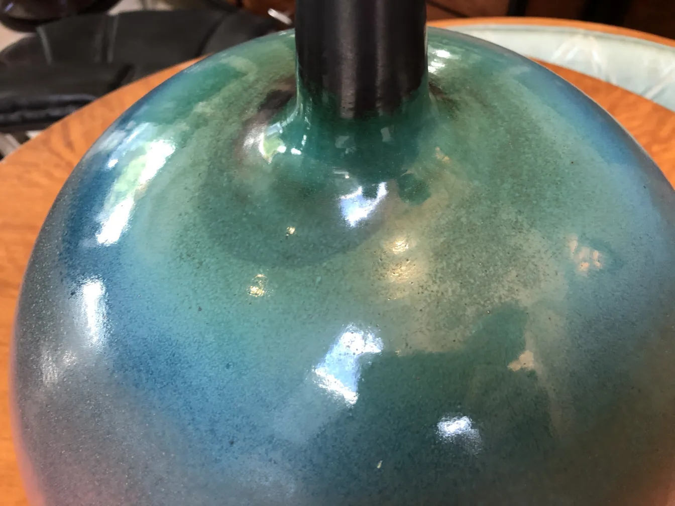 céramique ancienne avec une surface brillante bleue et verte