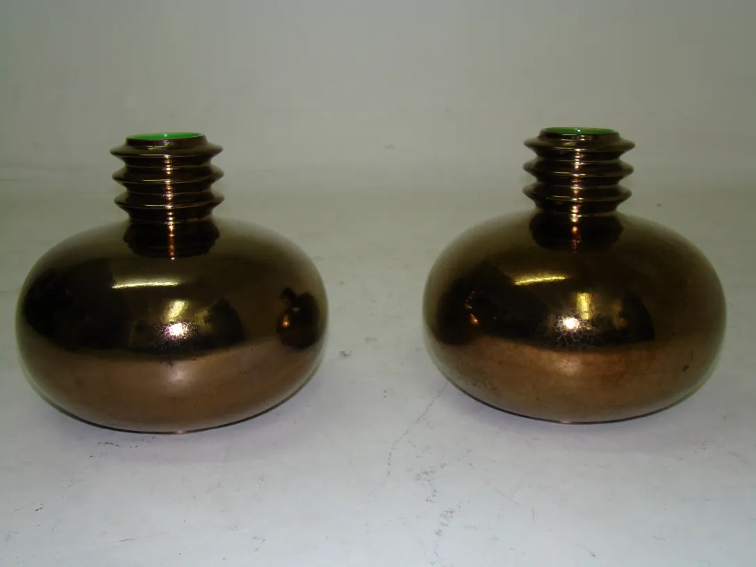 deux vases en céramique ancienne avec des détails en haut