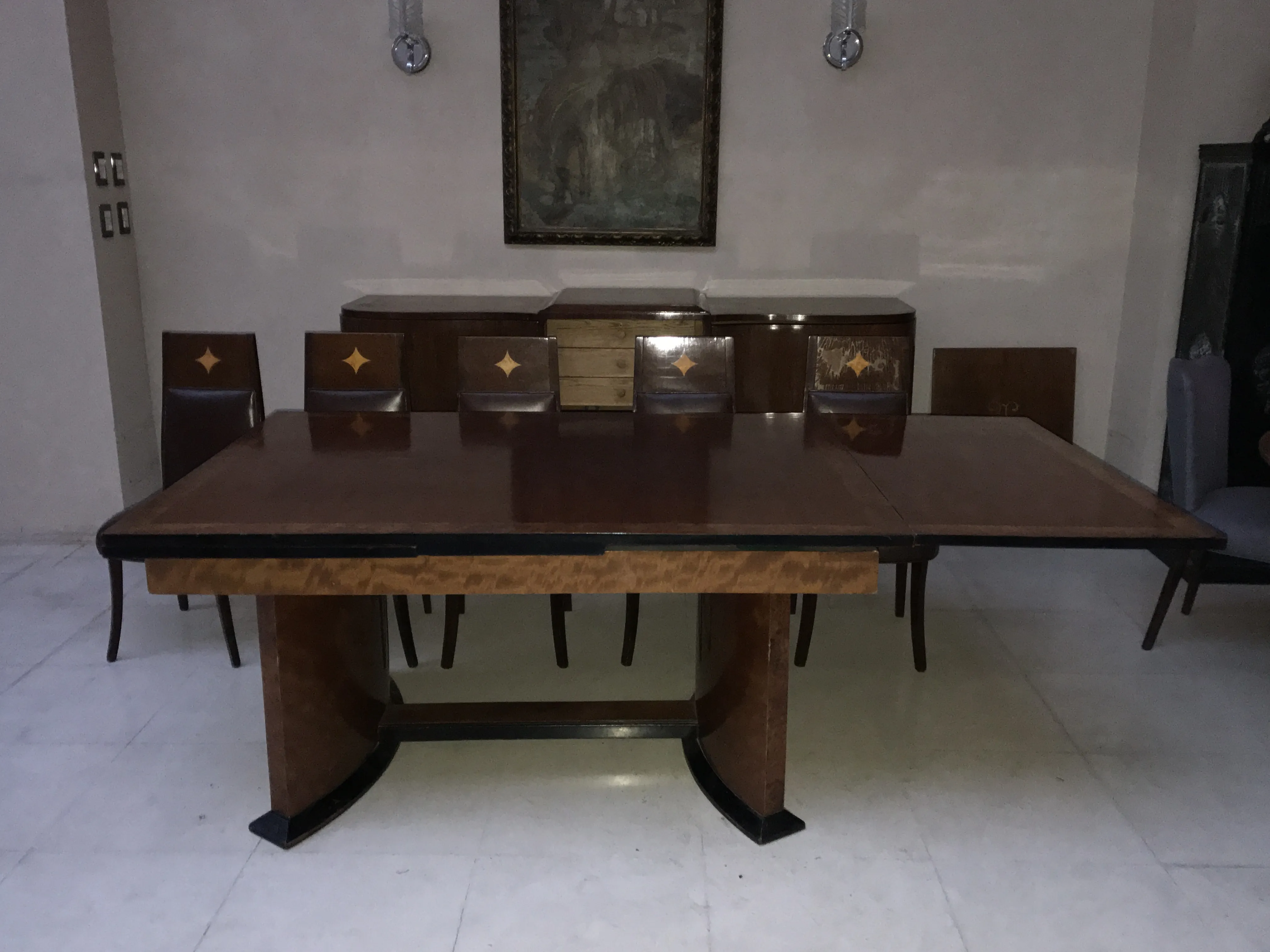 Mesa de comedor antigua Art Deco para 12 personas en entorno elegante.