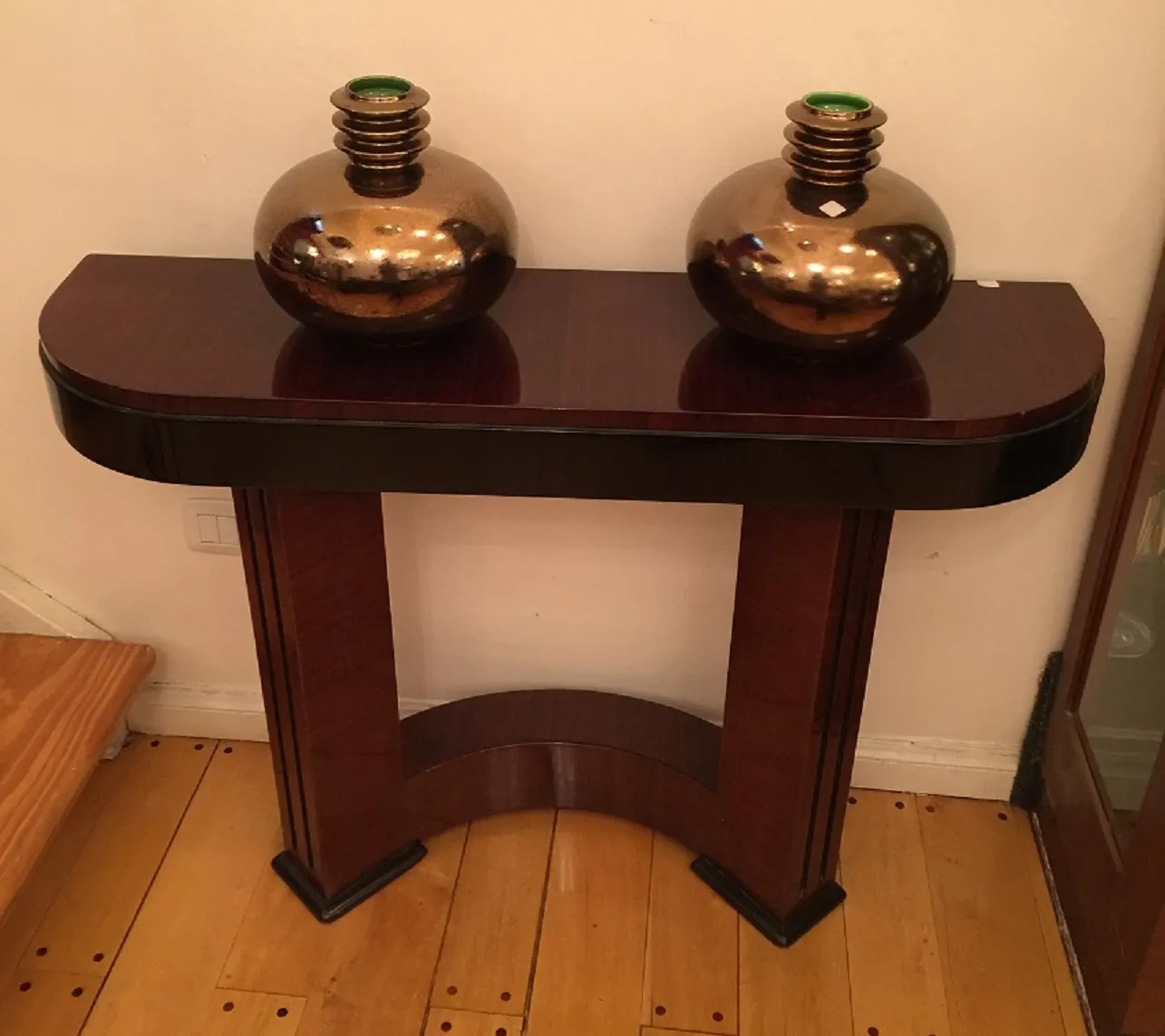 due vasi di ceramica antica su un tavolo console