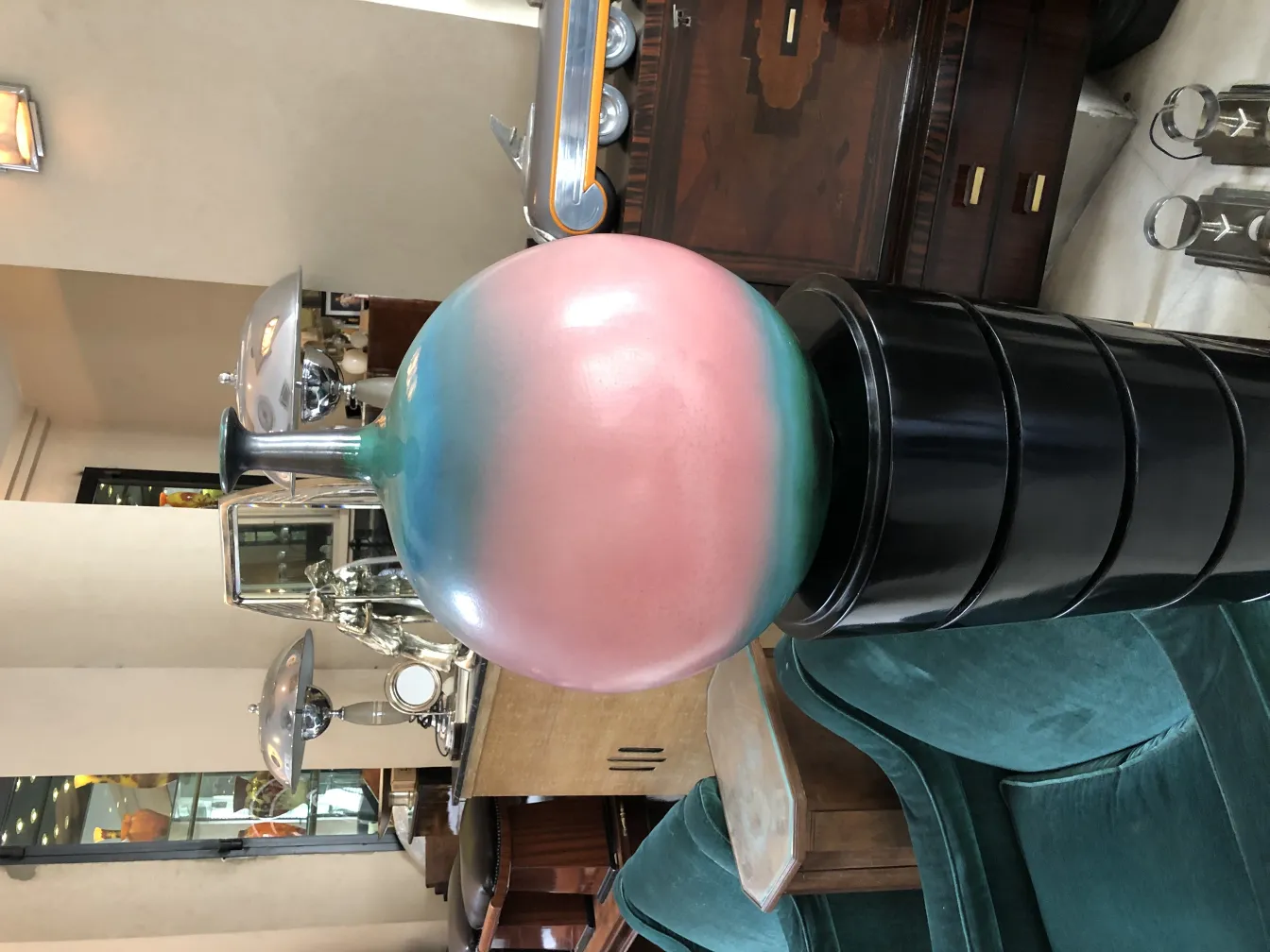 ピンクと青のトーンの古い陶器の花瓶