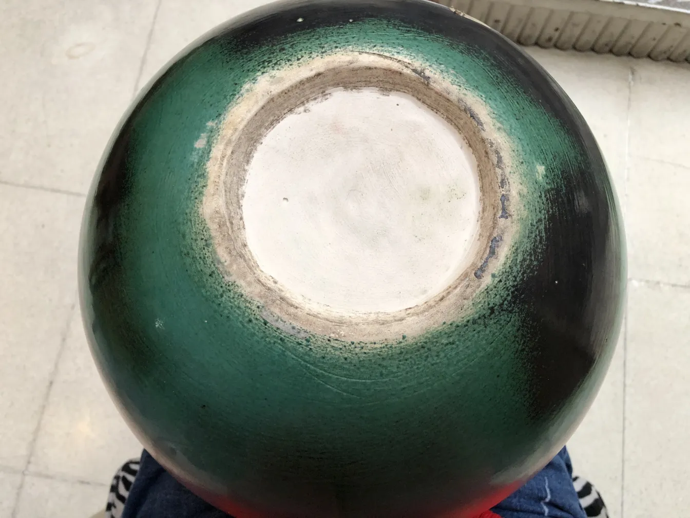 古い陶器の装飾品の上面、緑と黒の色彩