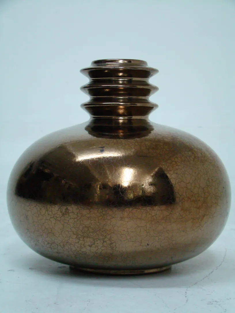 vase ancien en céramique avec des tons bruns et texture craquelée