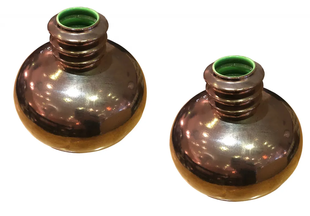 deux bouteilles en céramique anciennes avec accents verts