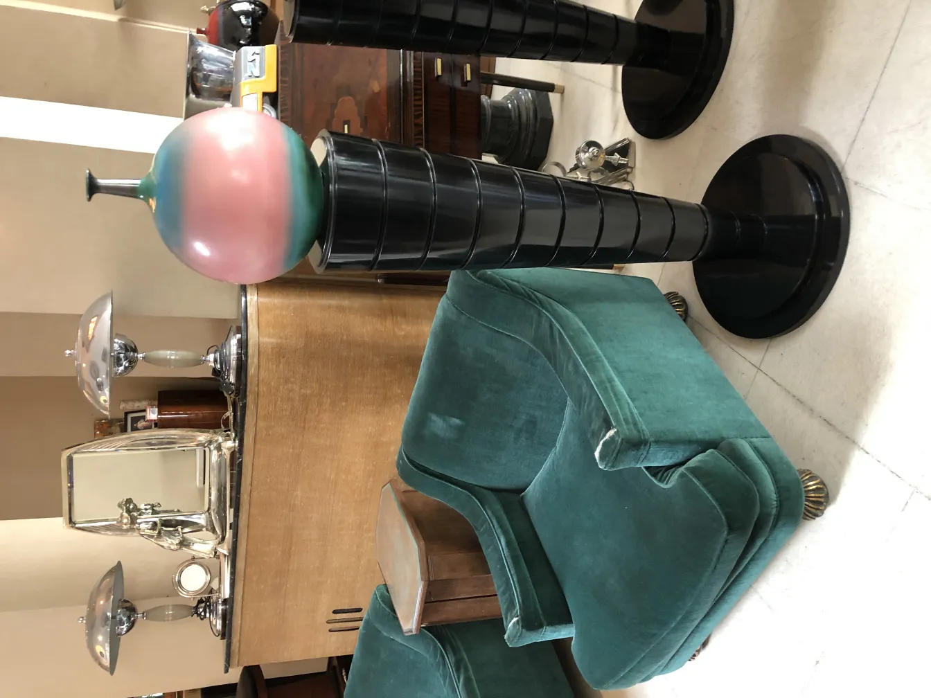 柔らかな色合いの古い装飾的な陶器が黒い台の上に