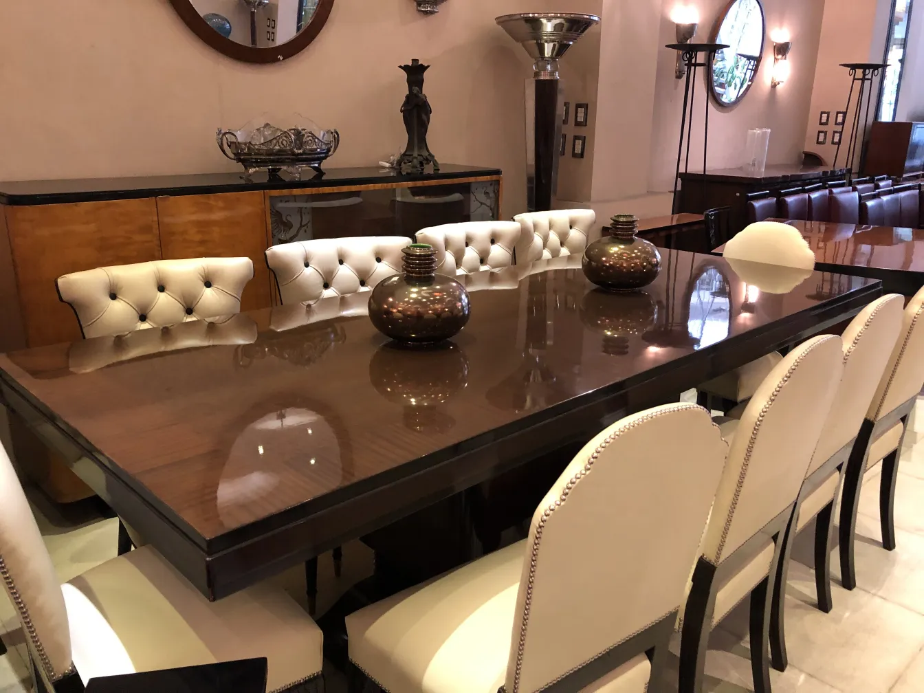 cerámica antigua con diseño decorativo en mesa elegante