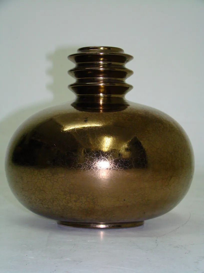 Vaso de cerámica antigua con acabado brillante y diseño redondeado