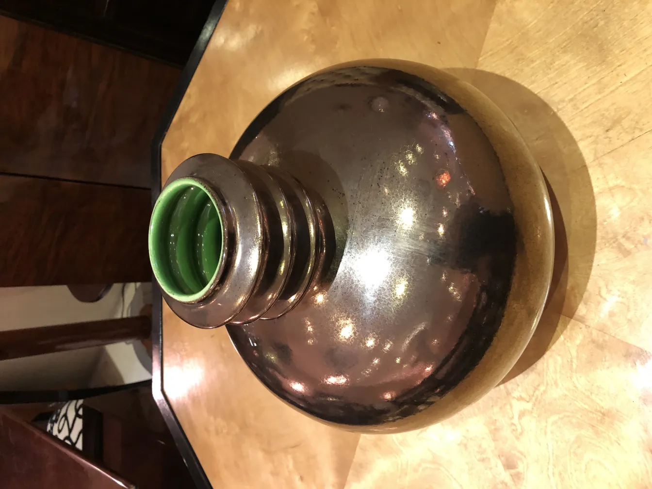 céramique ancienne avec forme sphérique et détails verts