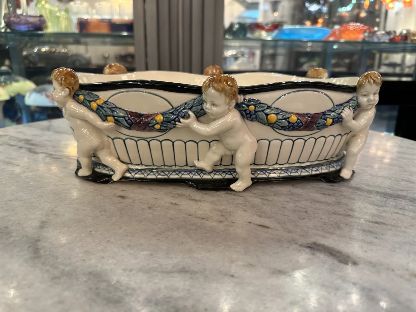 cerámica con decoraciones de figuras infantiles y colores variados