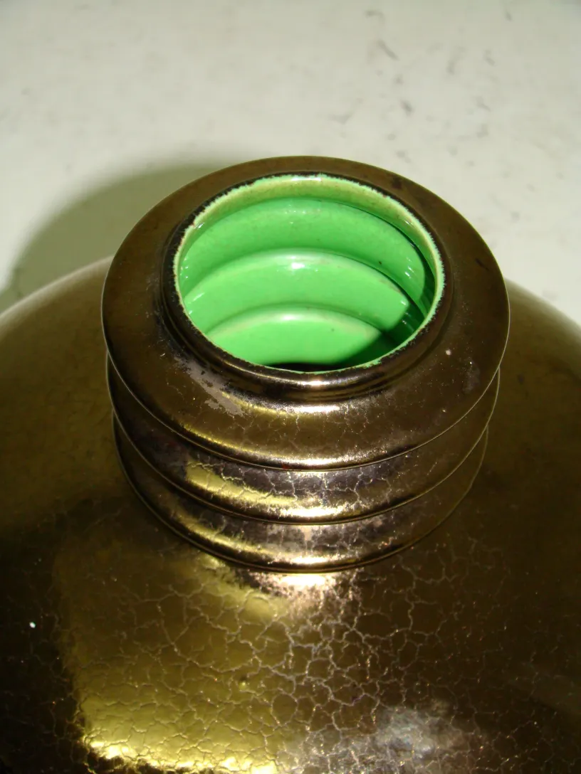 primo piano di un'antica ceramica con dettagli verdi