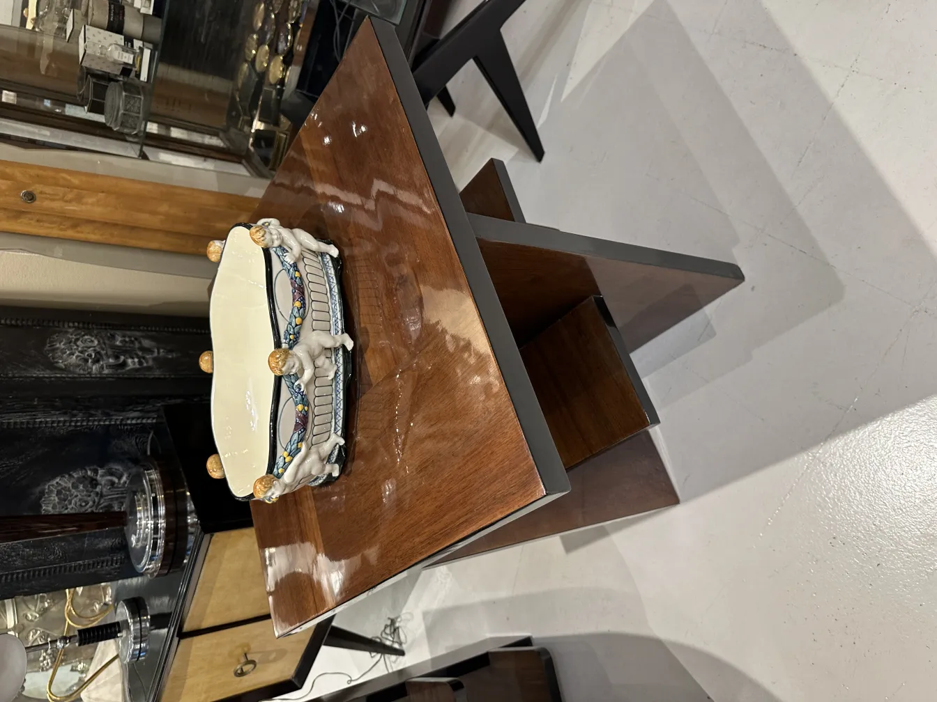 كائن السيراميك القديم مزين بالشخصيات