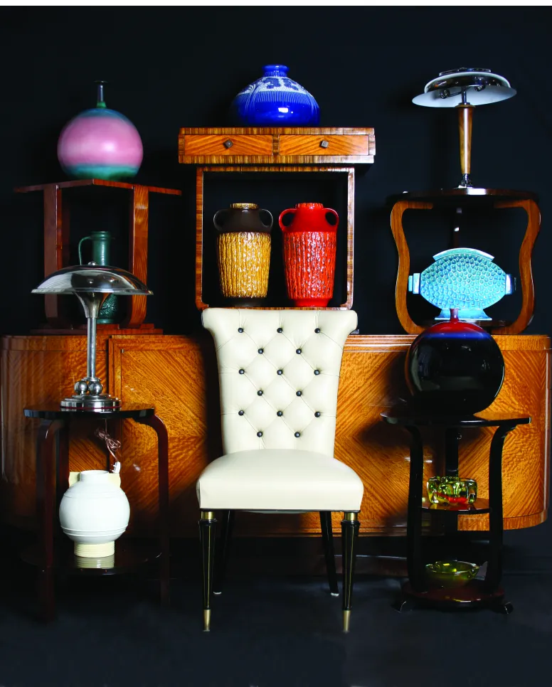 Colección de antigüedades de cerámica decorativa en un ambiente elegante.