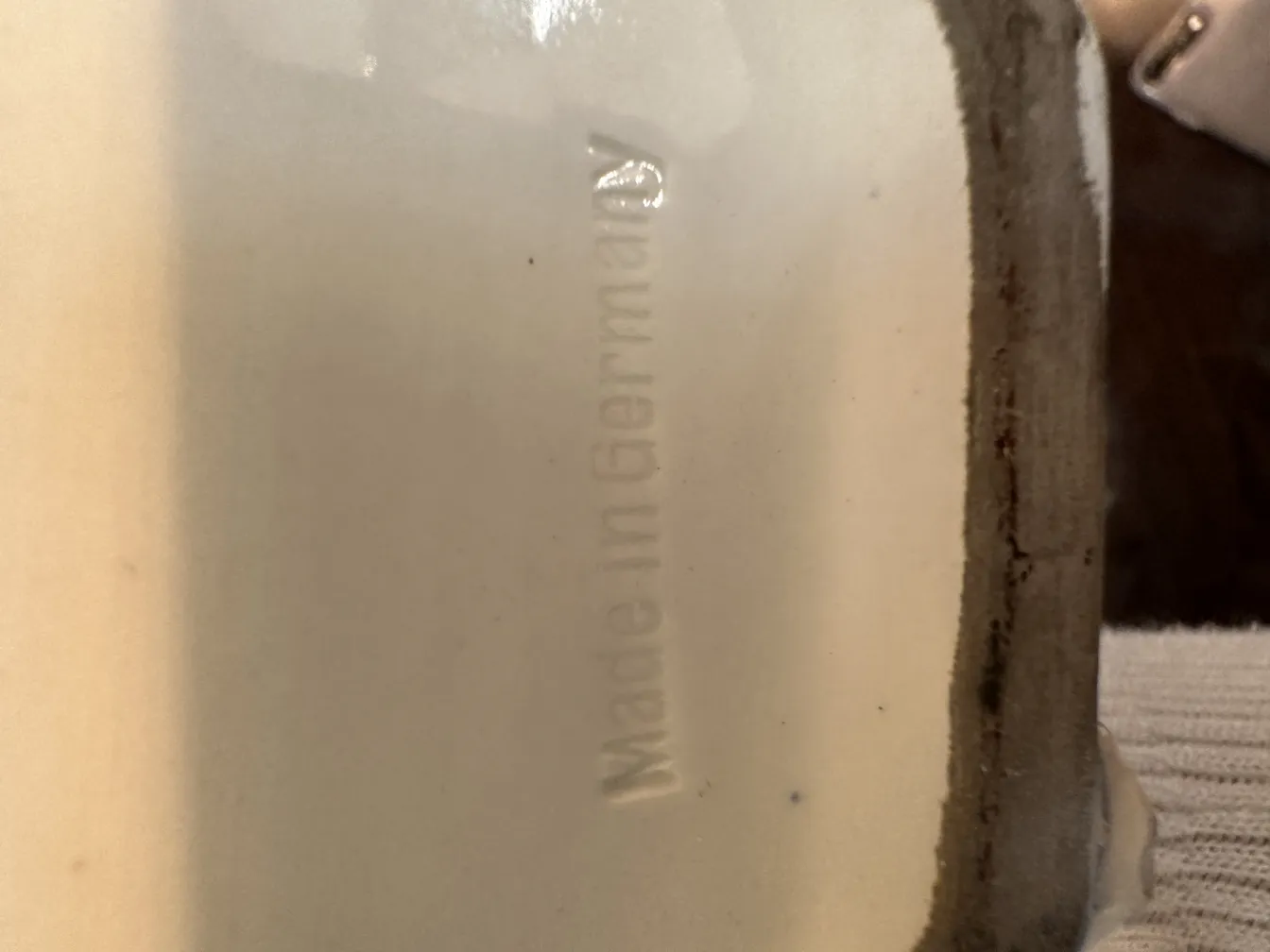 Вид с нижней стороны древней европейской керамики с маркировкой.