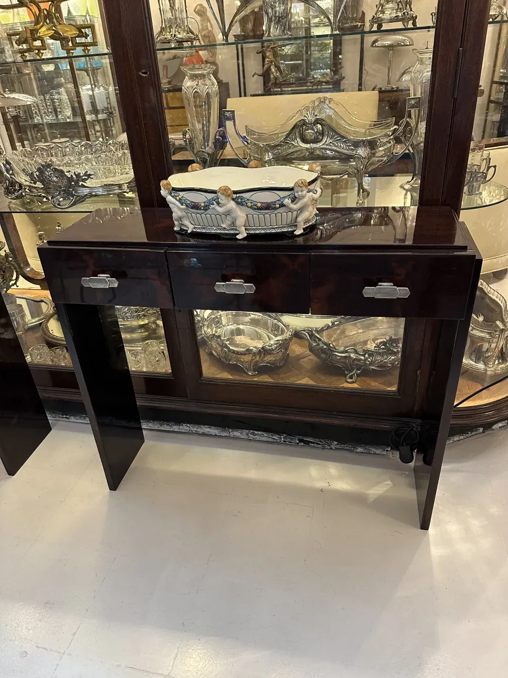 Ceramica antica di Karlsruher Majolika con decorazioni bianche e blu.