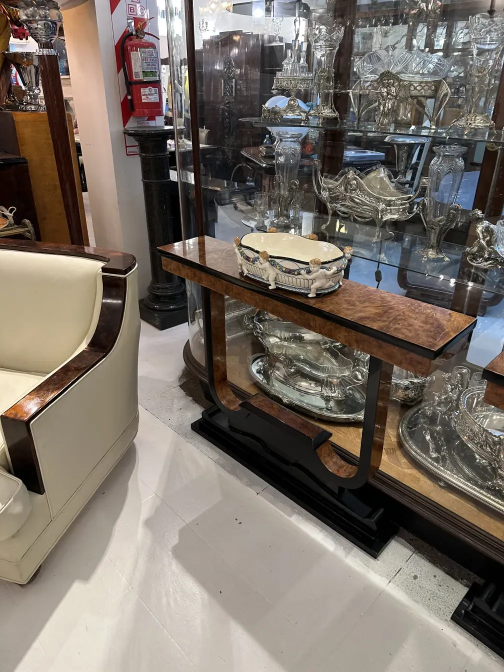 Ceramica antica di Karlsruher Majolika su un tavolo.