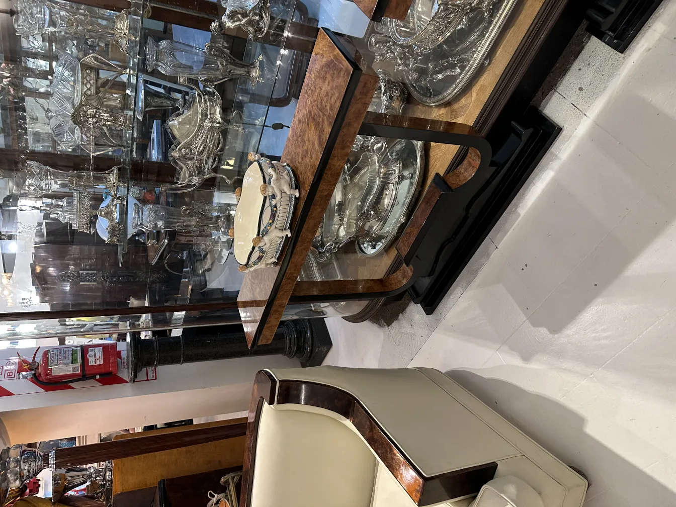 Cerâmica decorativa antiga em ambiente elegante com detalhes em prata.