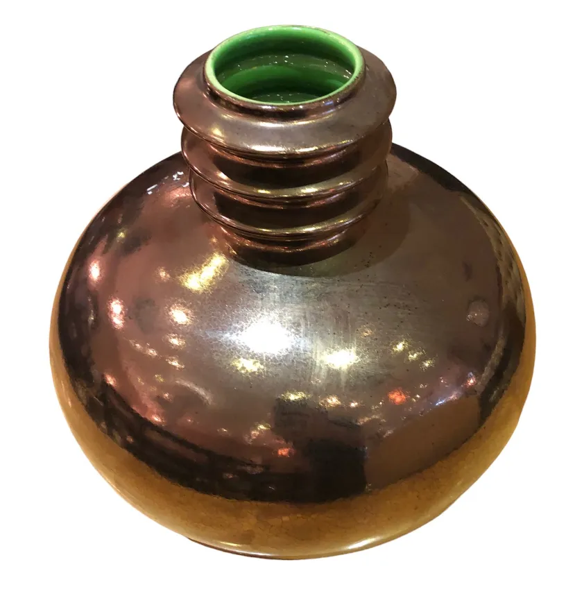 古い陶器の瓶、光沢のある色合いと滑らかな質感