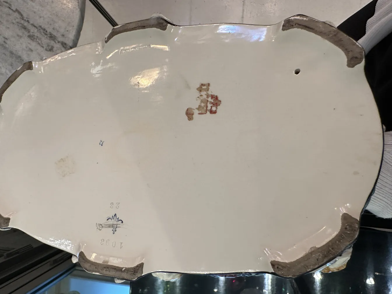 Vista de una antigua taza de cerámica con detalles decorativos visibles en la parte inferior.