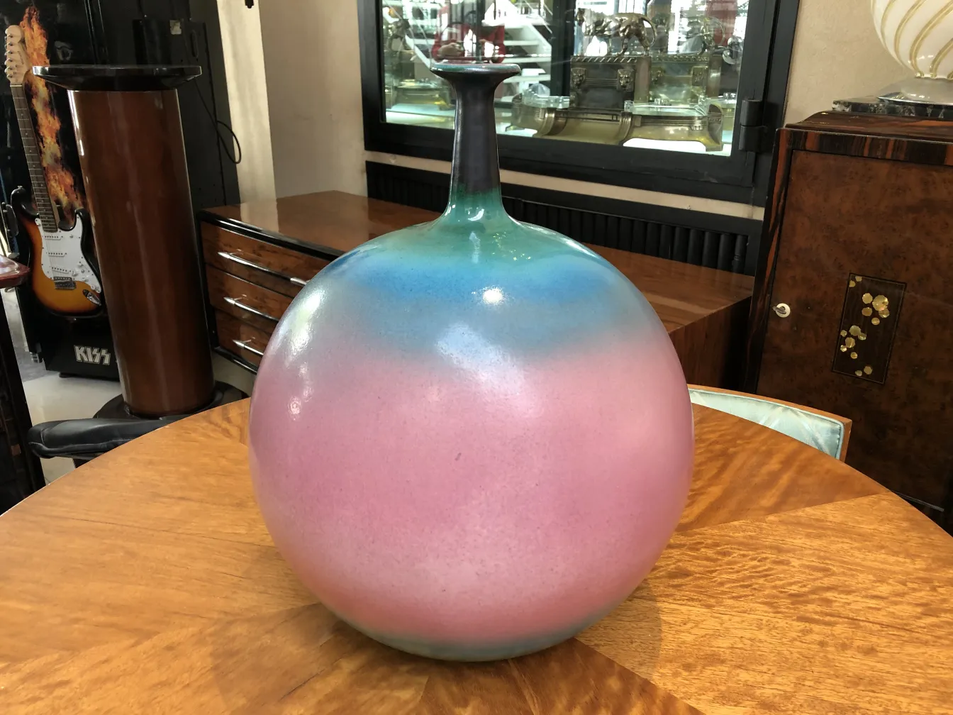 Vase en céramique antique avec des couleurs dégradées