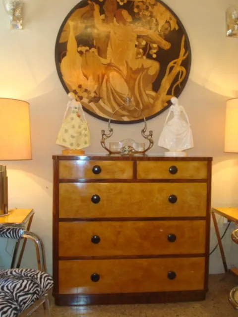 Antiga cerâmica Boch decorativa com detalhes únicos.