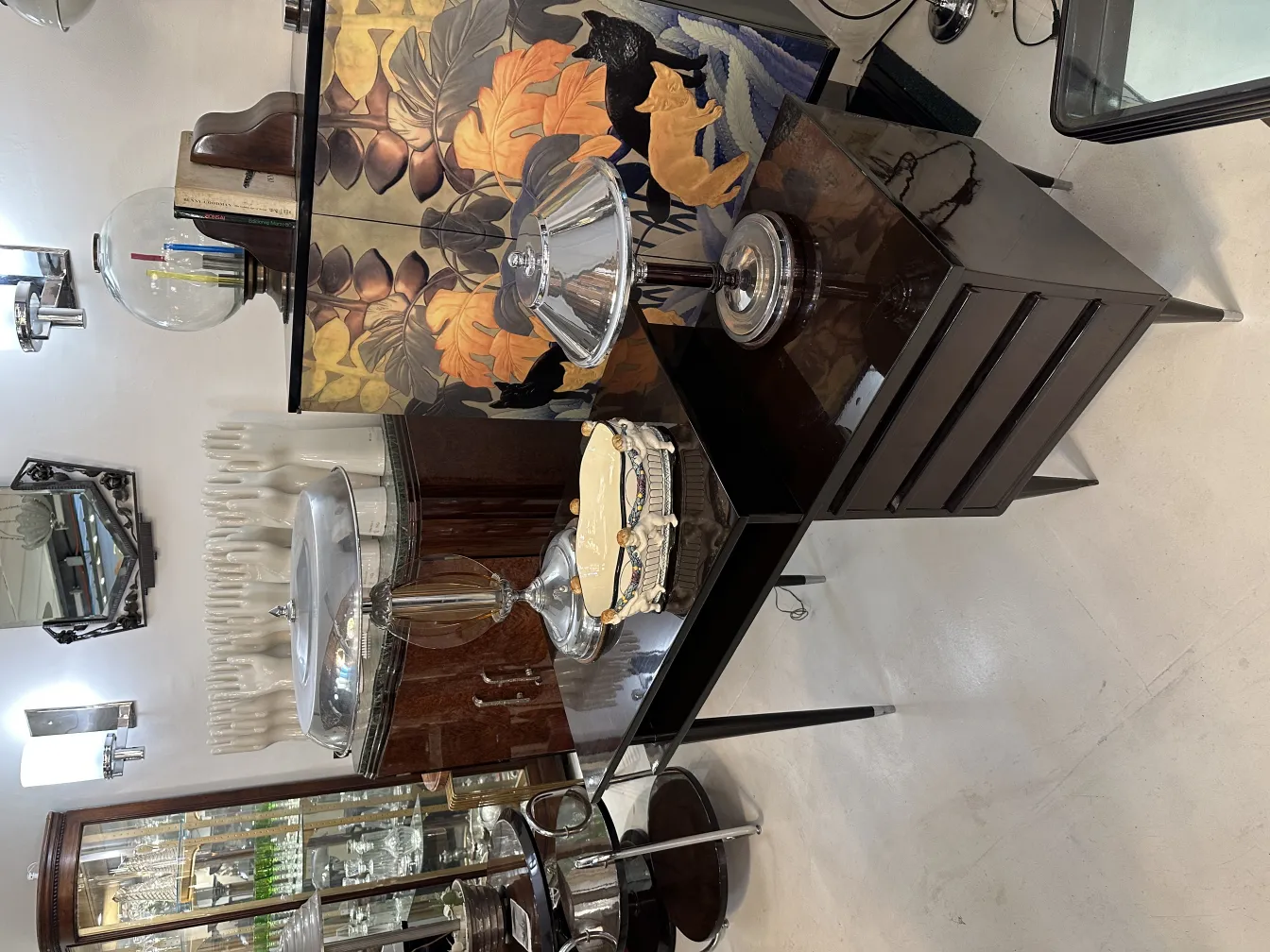 Ceramica decorativa antica con dettagli colorati e forme eleganti, parte di una collezione.