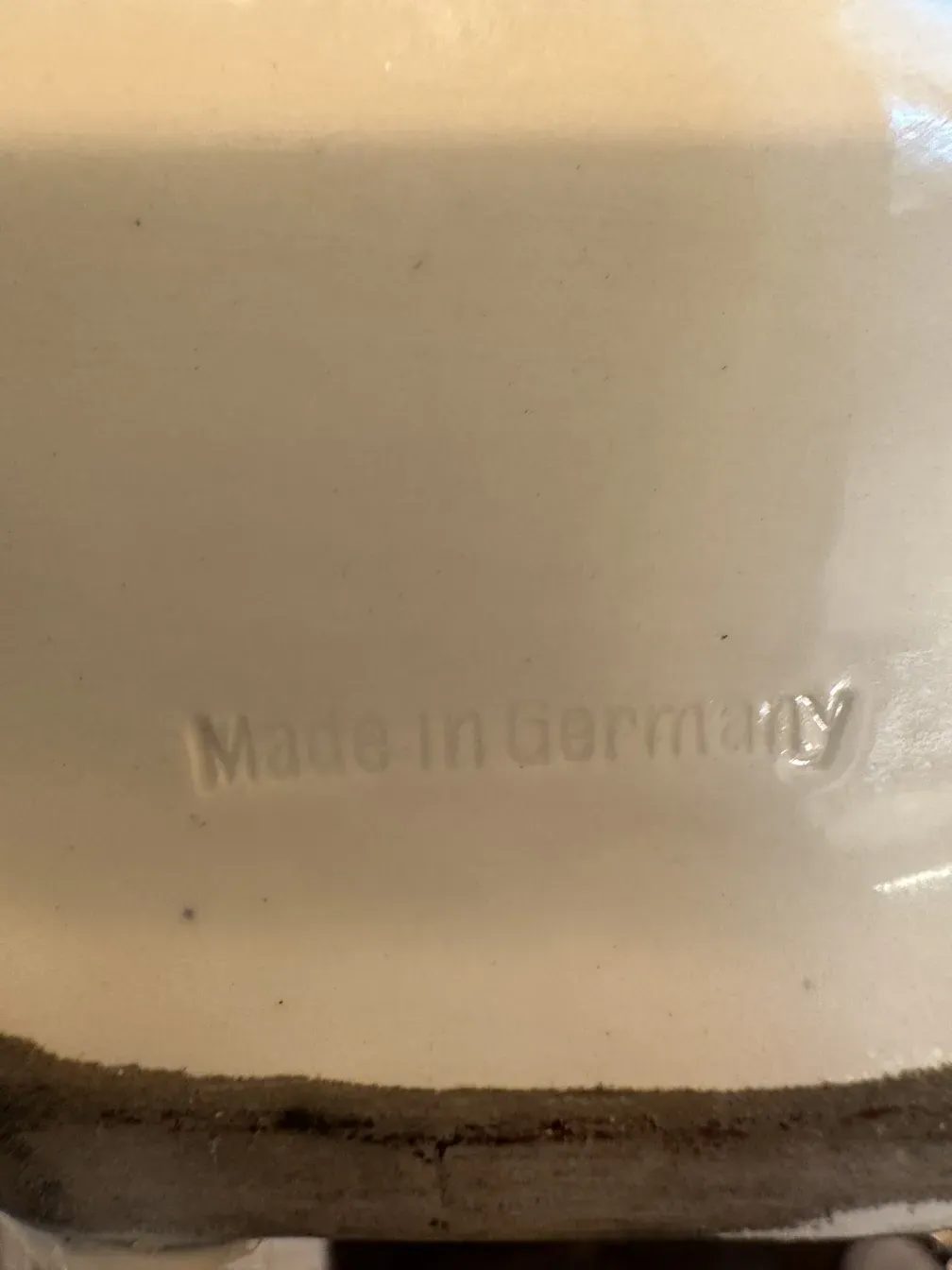 Antica ceramica di Karlsruher Majolika con segni visibili.