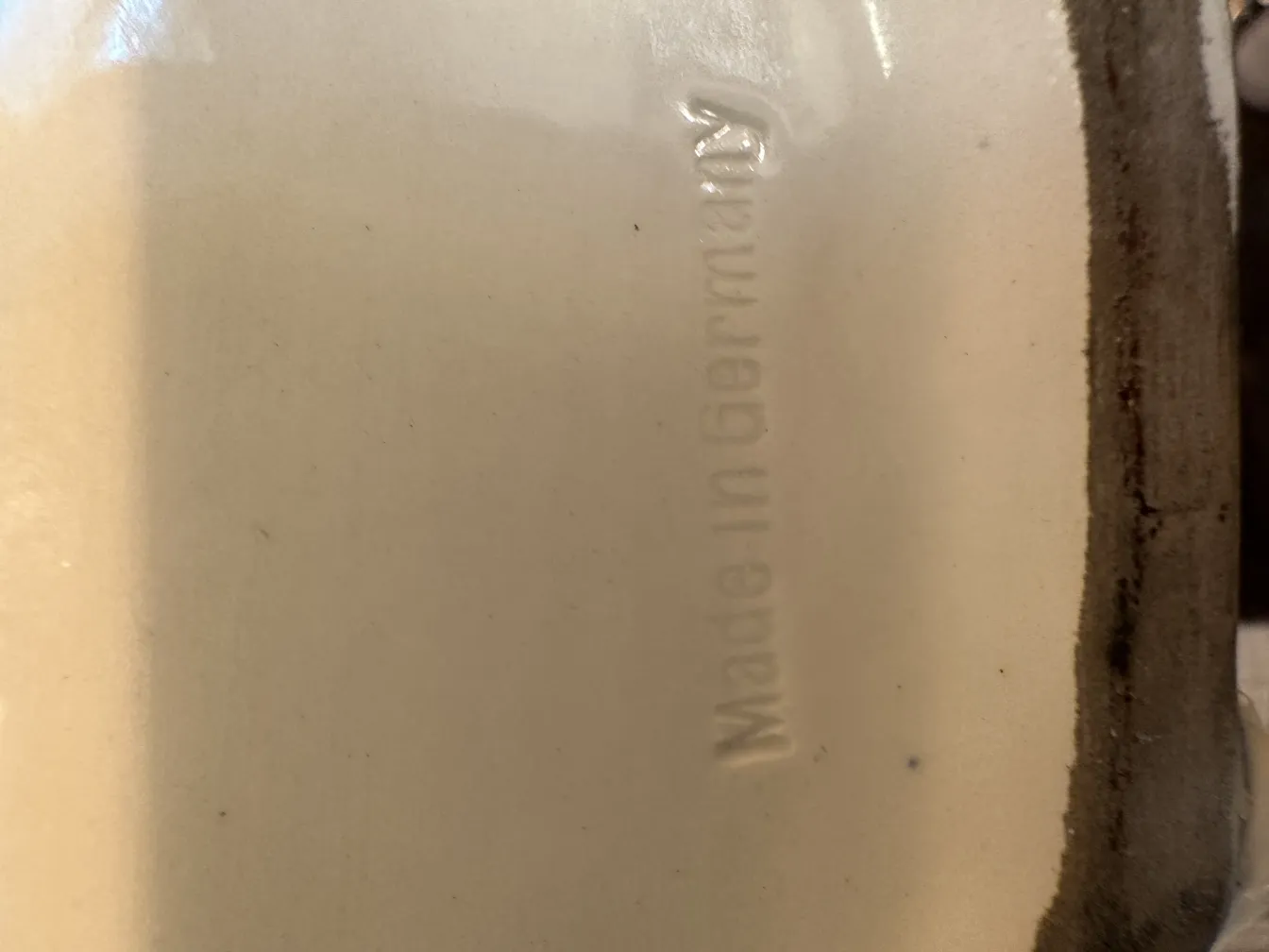 Древняя керамика с видимой печатью и оформленным основанием.