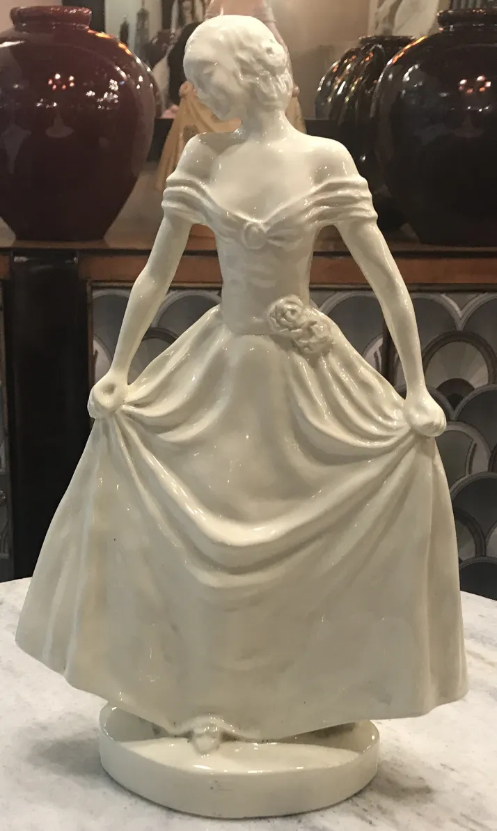 Figura ceramica antica Boch con abito dettagliato