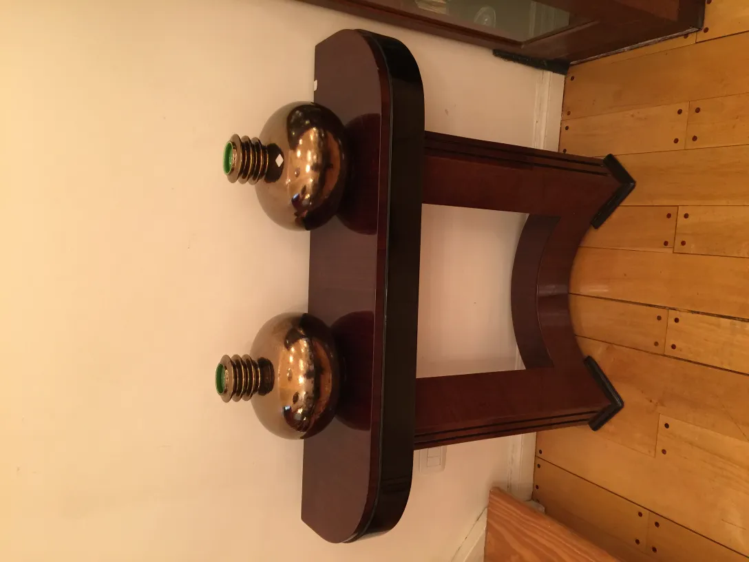 table en bois avec céramique ancienne décorative colorée.