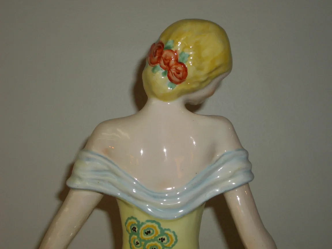 Figura decorativa antiga de cerâmica com detalhes coloridos