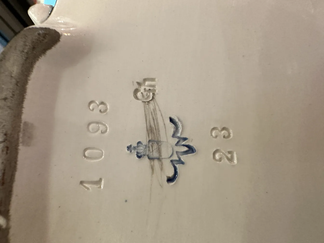 antike Keramik mit dekorativem Design und besonderen Marken