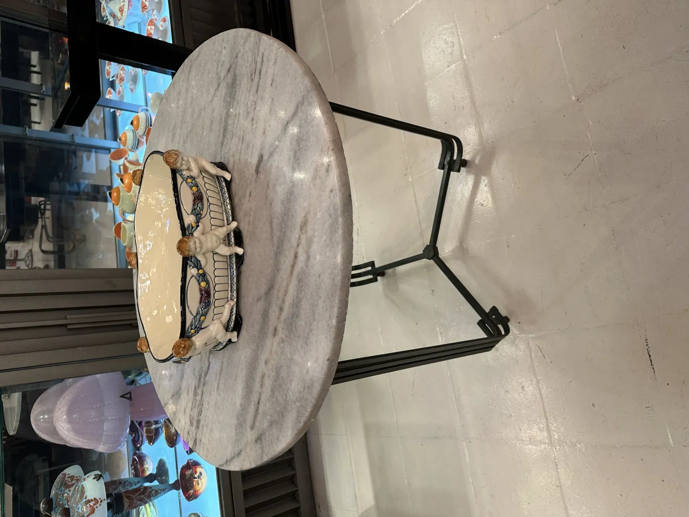 ceramica antica con dettagli decorativi e figure