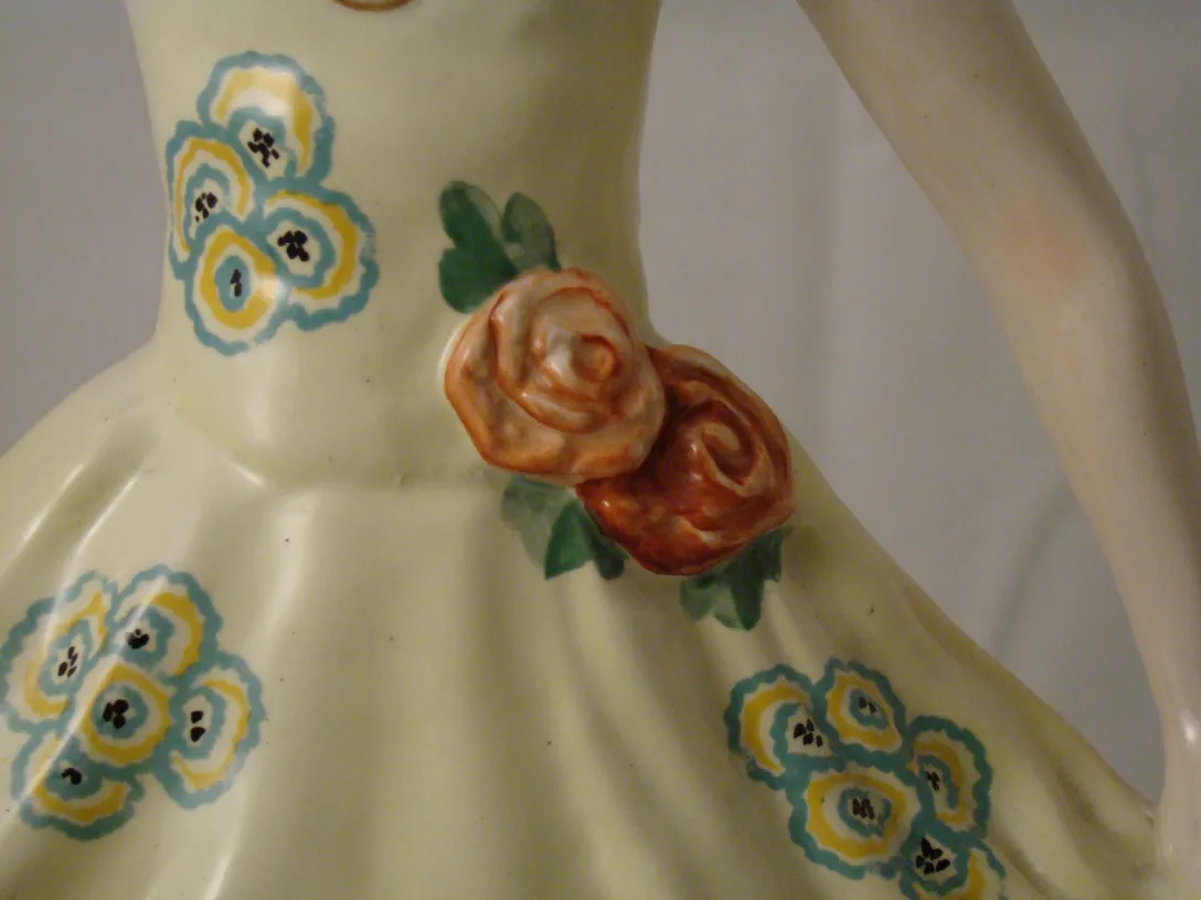 ceramica antica con fiori su un vestito giallo