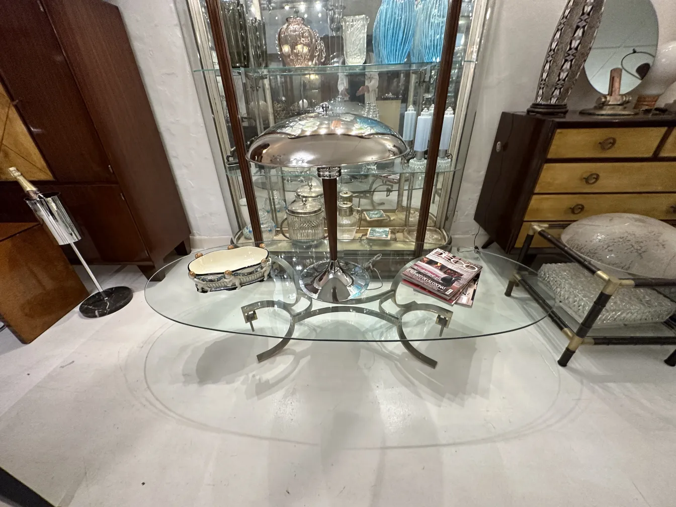 céramique ancienne avec design décoratif dans un cadre vintage