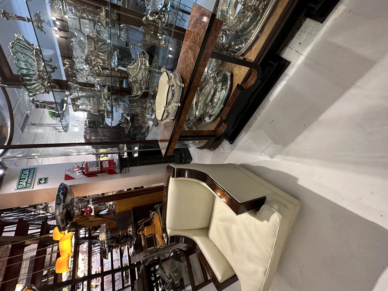 Ceramica antica esposta in una vetrina con ambiente elegante.