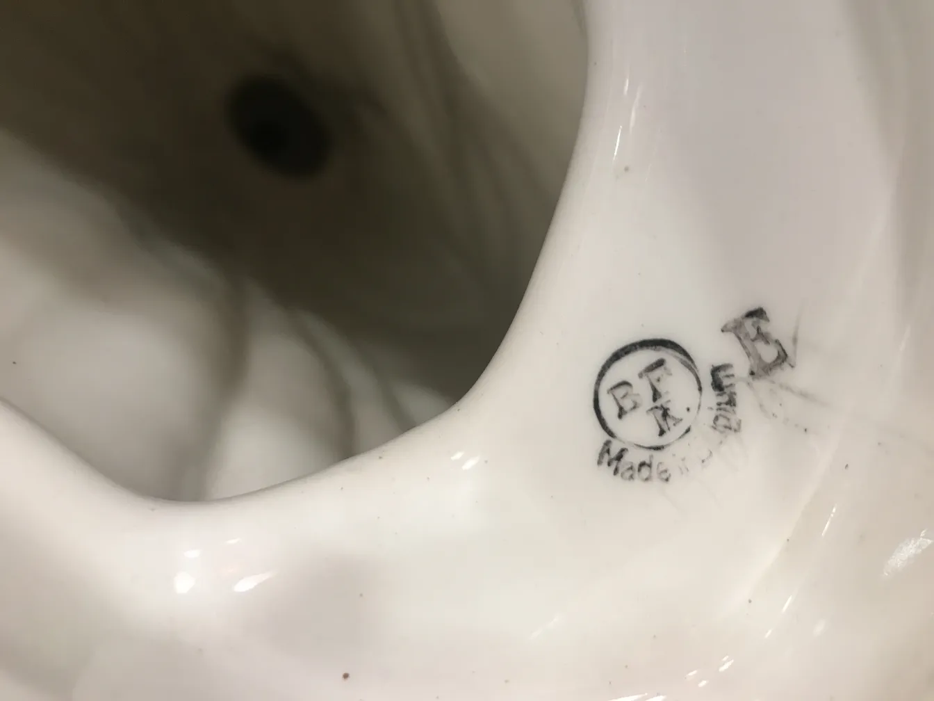 古代の装飾的な陶器で、独特のデザインと印があります。