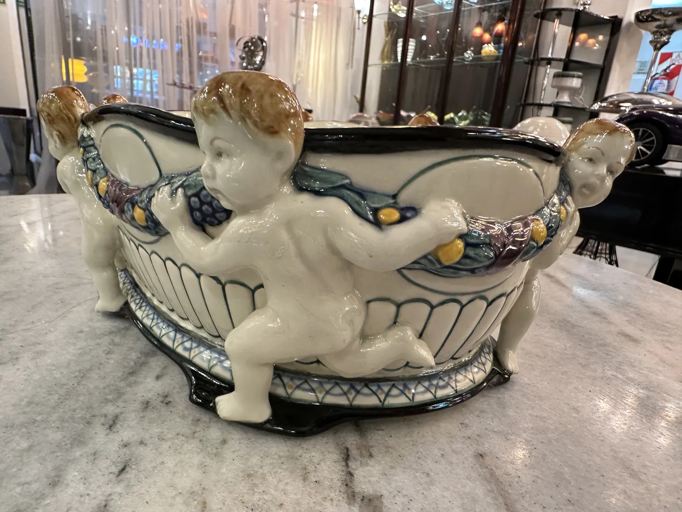 Keramik mit Kinderdetails in eleganter Umgebung