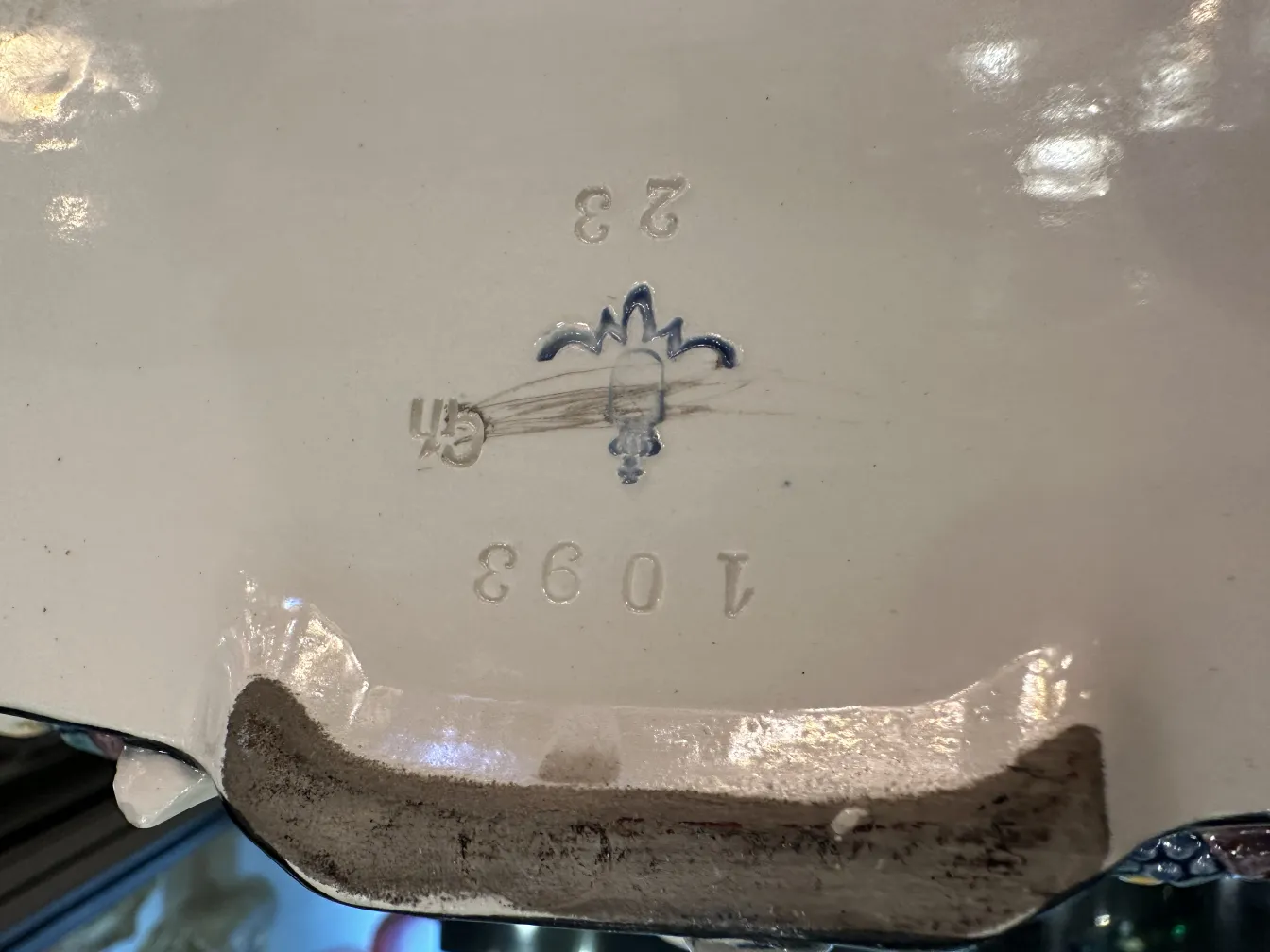 détail de céramique ancienne avec décorations fines et marque