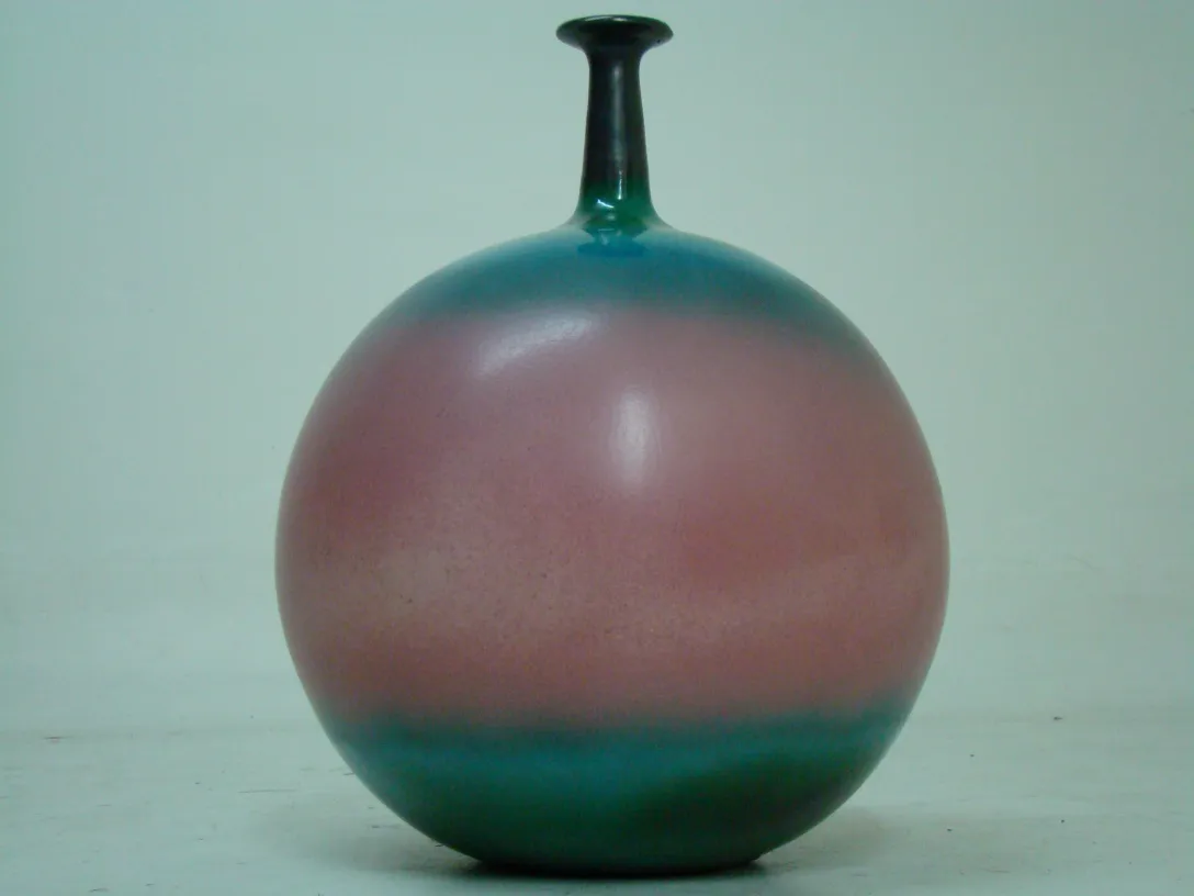 bottiglia sferica antica in ceramica con colori tenui